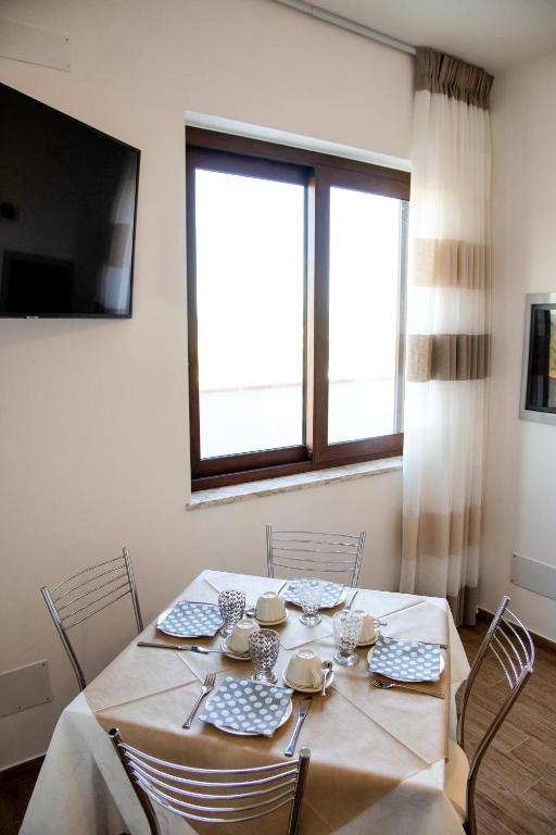 Televízia a/alebo spoločenská miestnosť v ubytovaní b&b binario nove e tre quarti