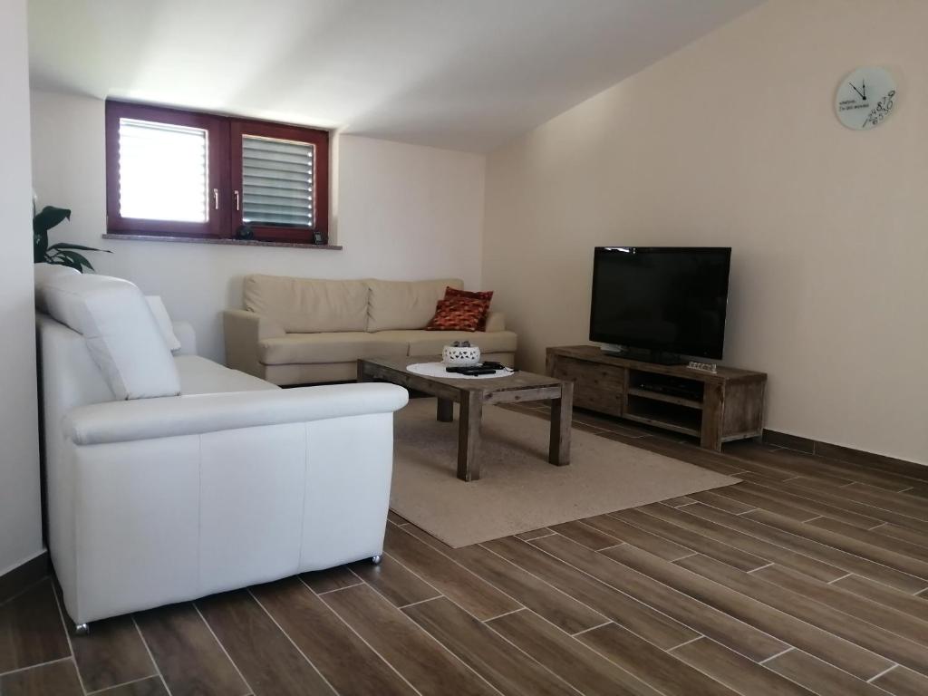 TV a/nebo společenská místnost v ubytování Apartmani Vinka