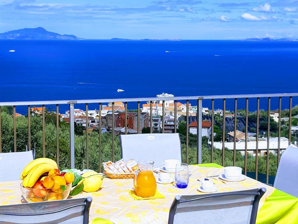 - une table avec des fruits et une vue sur l'océan dans l'établissement La Lobra Dépendance, à Massa Lubrense