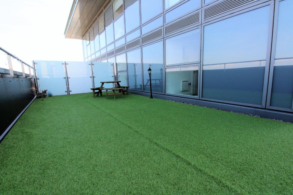 マンチェスターにあるMedia City Roof Top Garden Apartmentのバルコニー(建物の横にテーブル付)