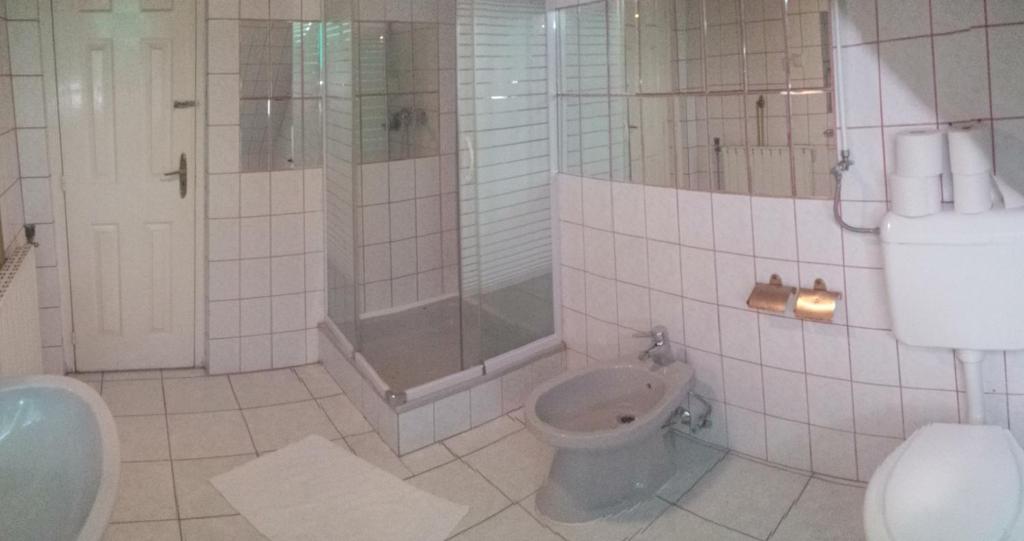 A bathroom at Parish Bull Hotel