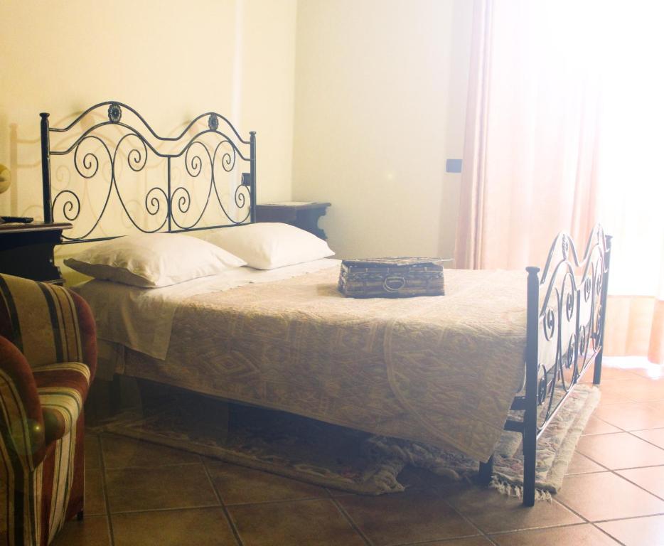 1 dormitorio con 1 cama con marco de hierro forjado en La Fattoria en Cusano Mutri