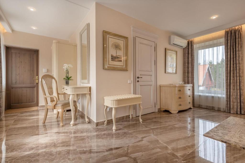 Posezení v ubytování Hotel Pušų paunksnėje