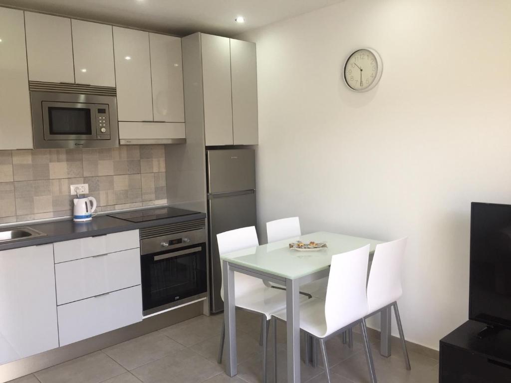 A kitchen or kitchenette at Sunny pool view & Airco apartament Symon Mareverde