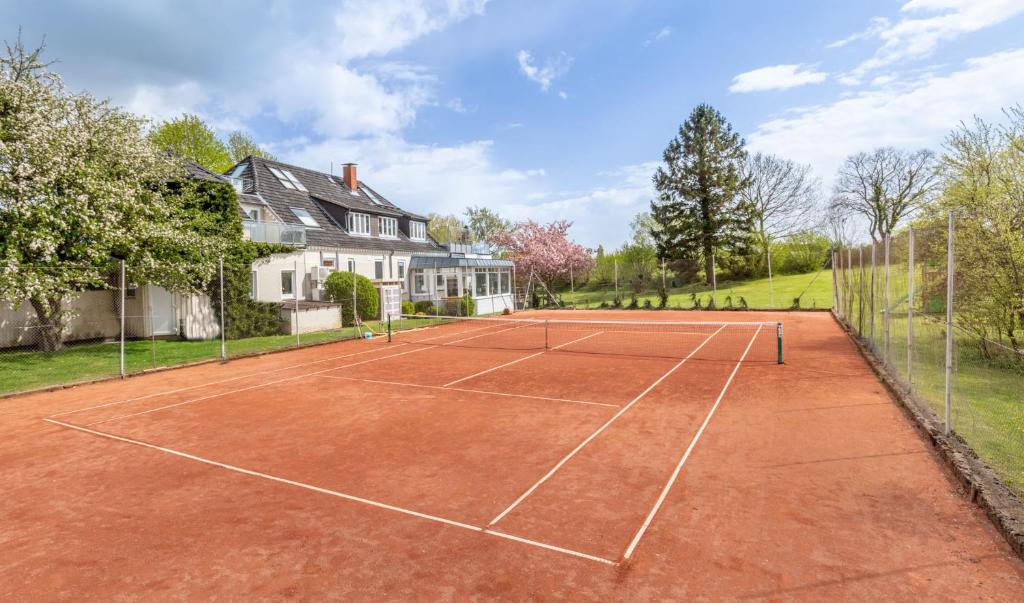 Tenis a/nebo squash v ubytování HofHotel Krähenberg nebo okolí