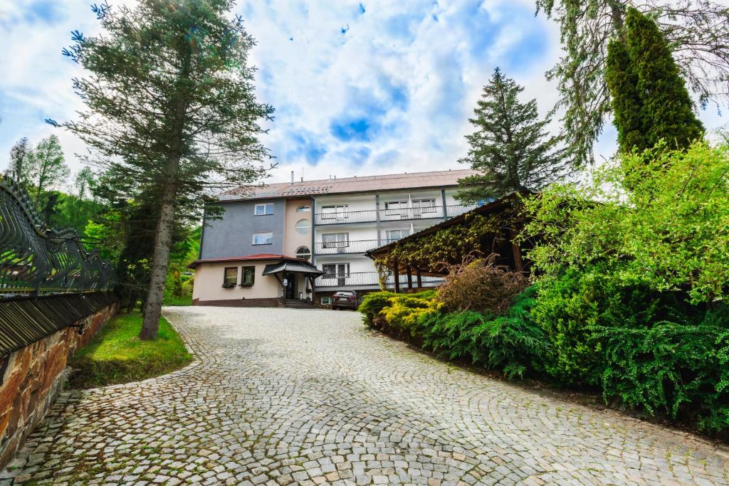 a cobblestone driveway in front of a building at Ośrodek Wypoczynkowy Tarnica in Solina