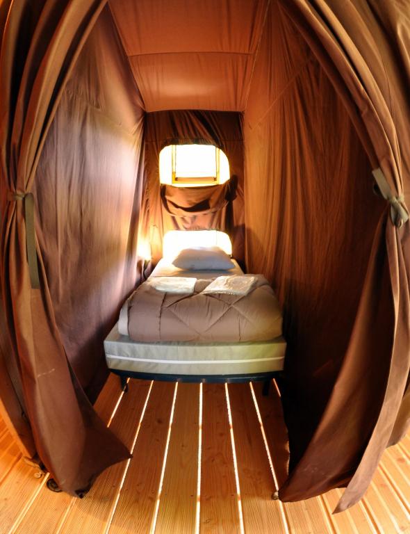 Un ou plusieurs lits dans un h&eacute;bergement de l&#39;&eacute;tablissement Camping les Princes d&#39;Orange