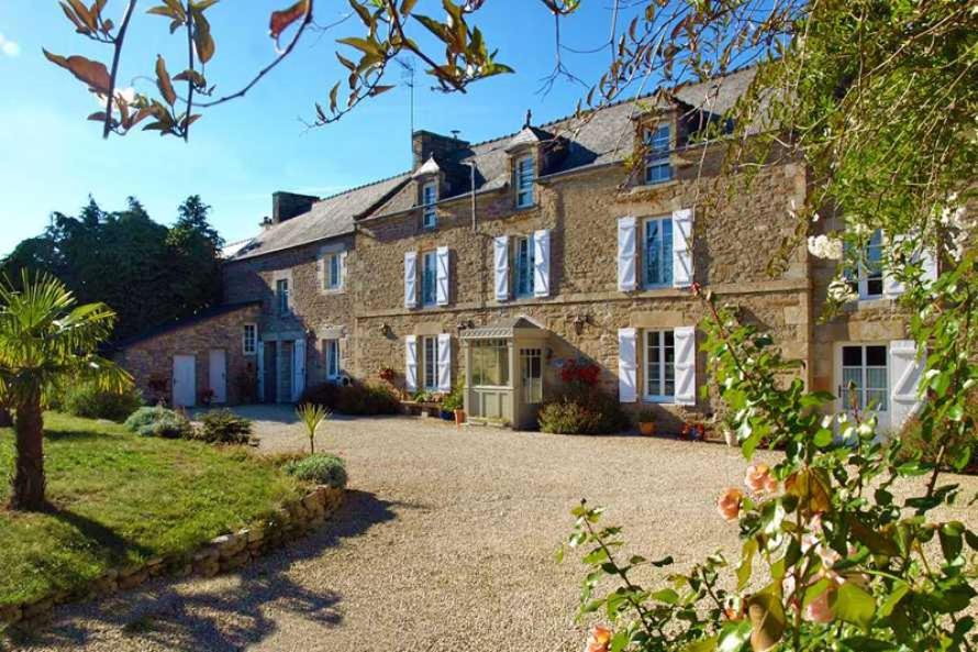 Casa de piedra grande con entrada de grava en Clos St Ange (Dinan-St Malo), en Vildé-Guingalan