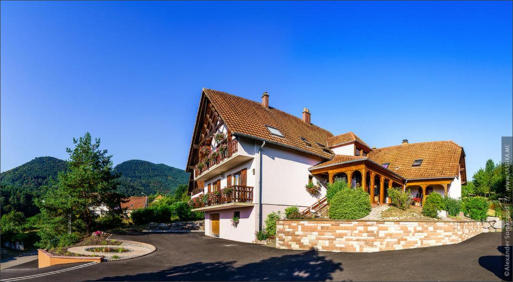 Casa blanca grande con porche y balcón en Le Charme de l'Altenberg, en Neubois