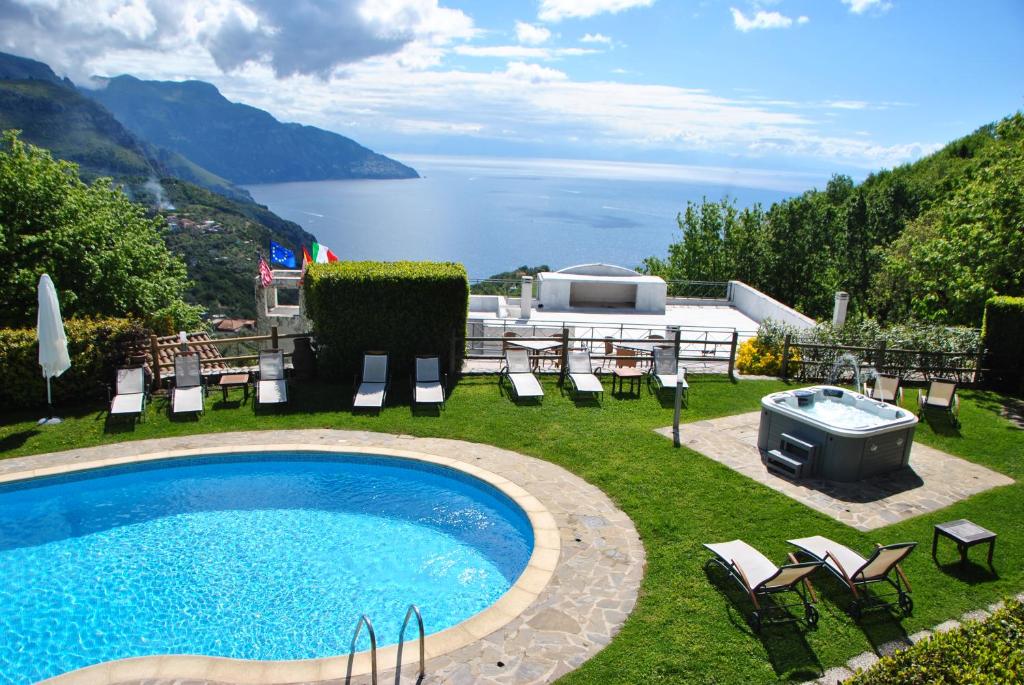 a backyard with a swimming pool and a table and chairs at Villa La Ventana in Sant'Agnello
