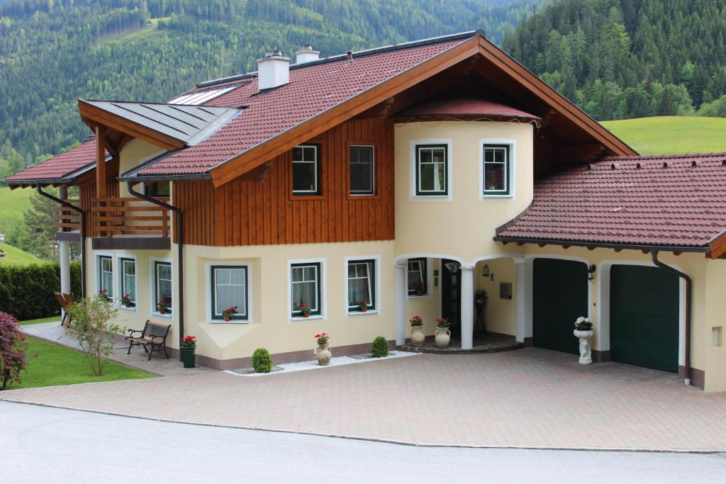une maison avec un toit en bois et une allée dans l'établissement Appartement Auwald, à Forstau