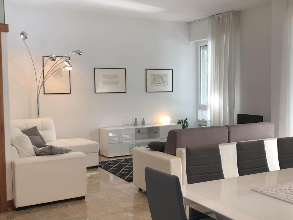 uma sala de estar com um sofá e uma mesa em RiverView city apartment em Verona