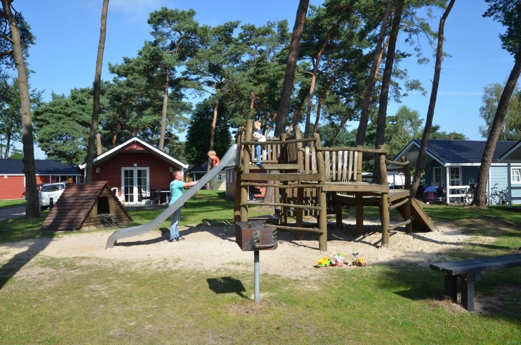 eine Gruppe von Menschen, die auf einem Spielplatz spielen in der Unterkunft Lodge 6 personen camping de Molenhof in Reutum