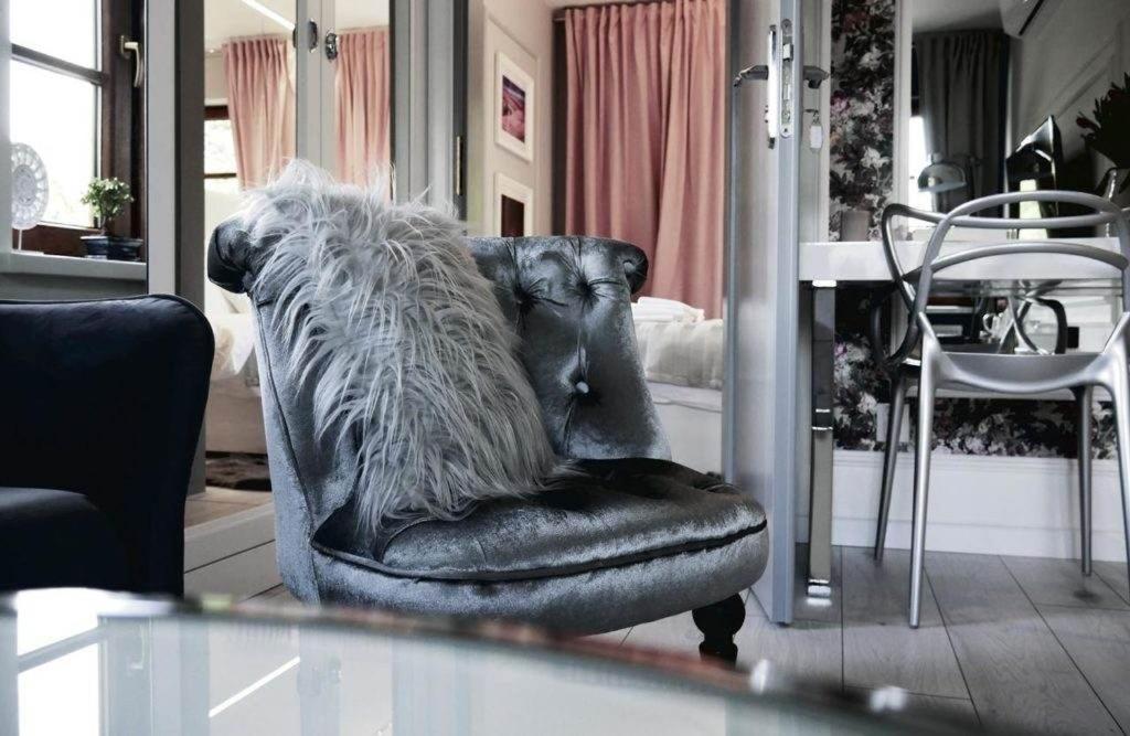 une statue d'un lion assise sur une chaise dans le salon dans l'établissement Euforia Apartamenty, à Kazimierz Dolny