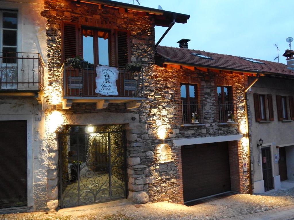 een bakstenen gebouw met een poort en verlichting erop bij Guest House Casa del Folletto in Stresa