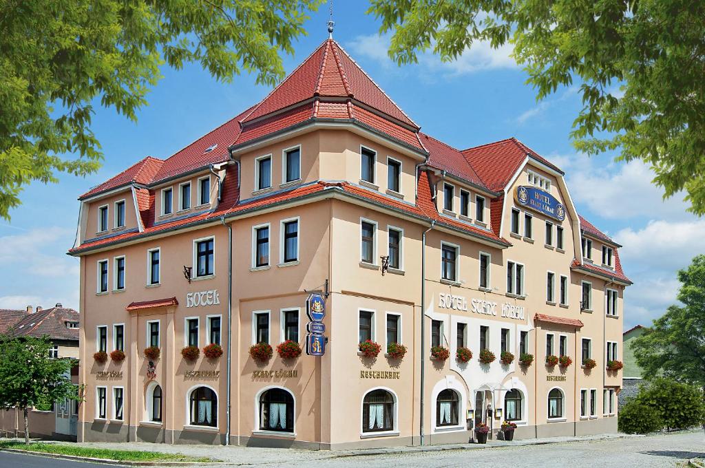 duży opalenizny z czerwonym dachem w obiekcie Hotel Stadt Löbau w mieście Löbau