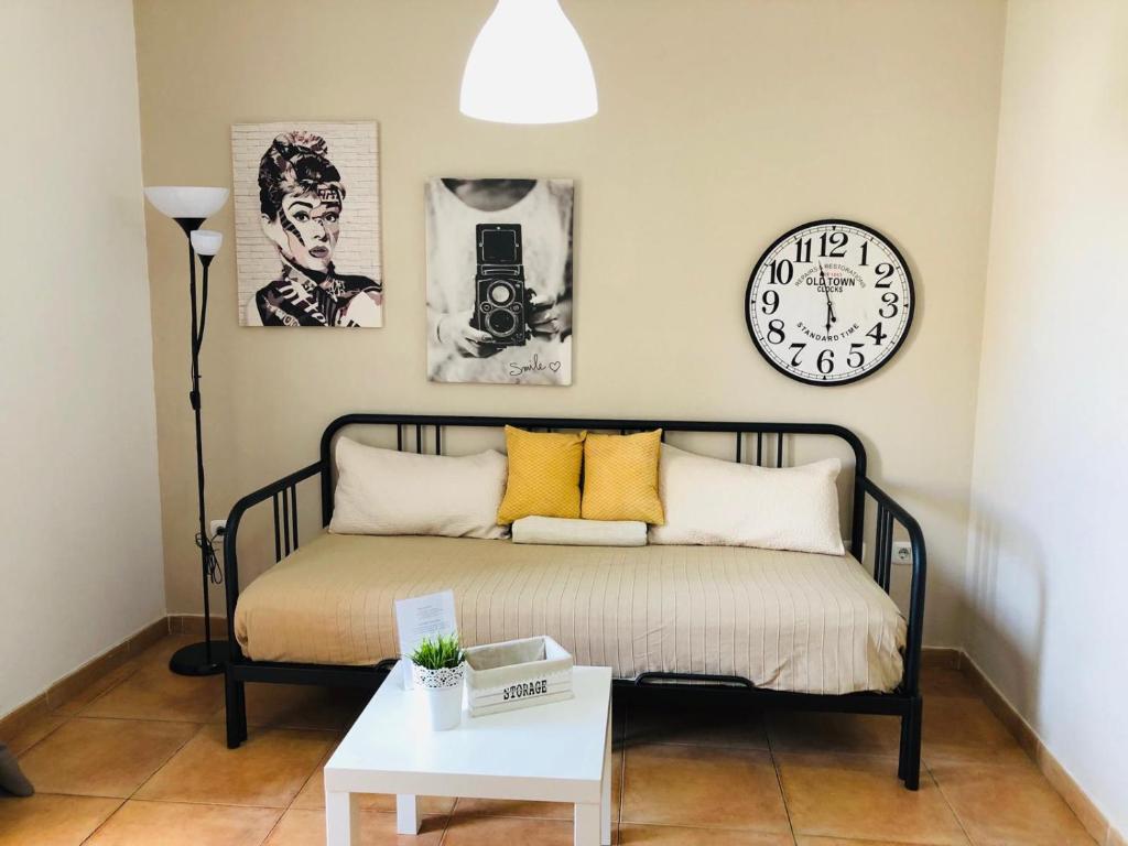 コラレホにあるApartamento Céntrico Playa Corralejo 2のベッドルーム1室(ベッド1台、壁掛け時計付)