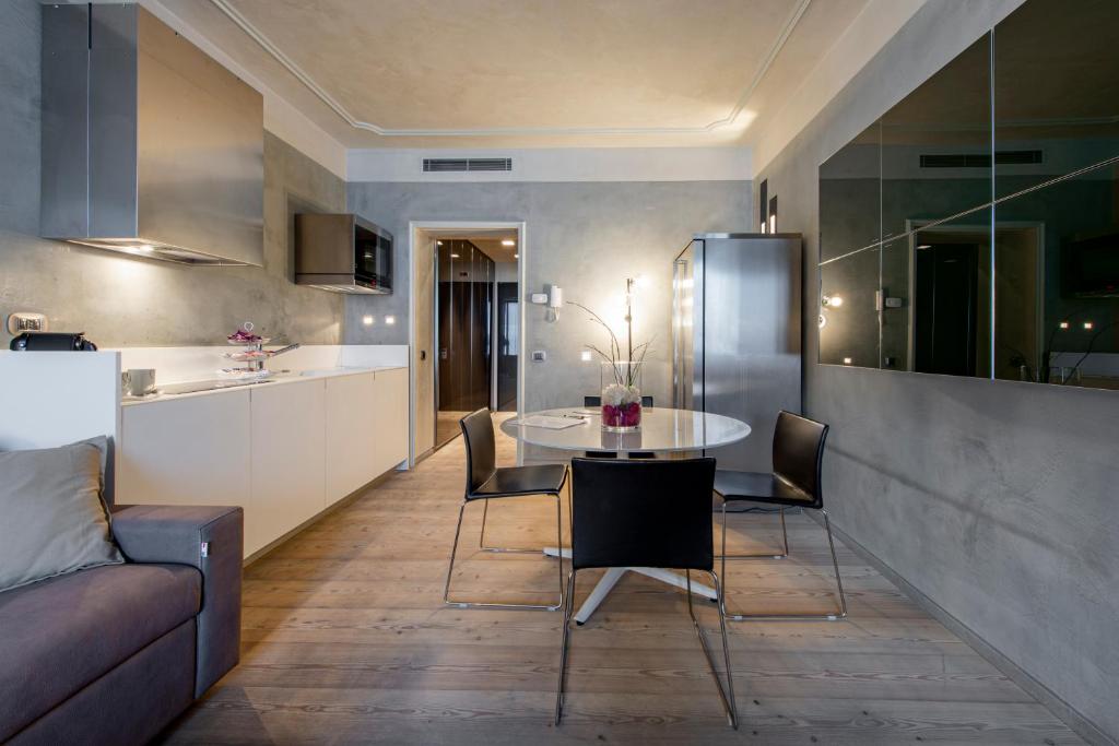 A kitchen or kitchenette at Milan Royal Suites - Centro Duomo