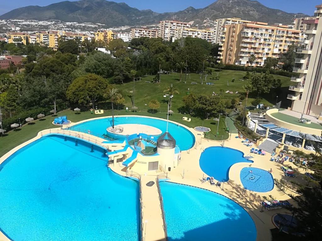 vista para a piscina num resort em Luxury Apartamento Minerva Júpiter em Benalmádena