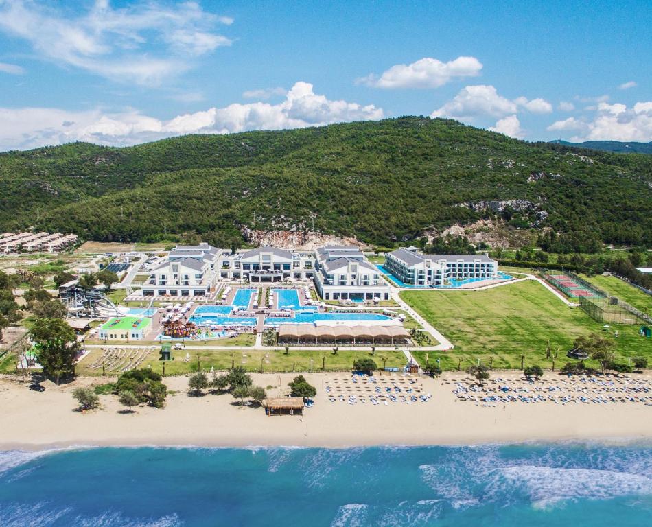 クシャダスにあるKorumar Ephesus Beach & Spa Resort - Ultra All Inclusiveのリゾートとビーチの空中の景色を望めます。