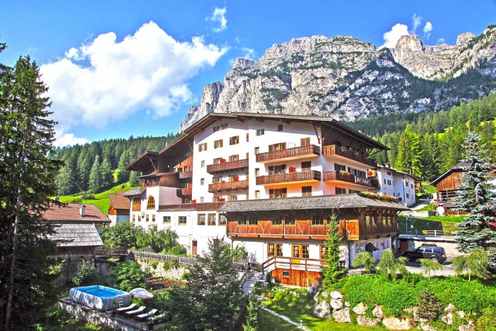 un gran edificio frente a una montaña en Hotel Dolomiti, en La Villa