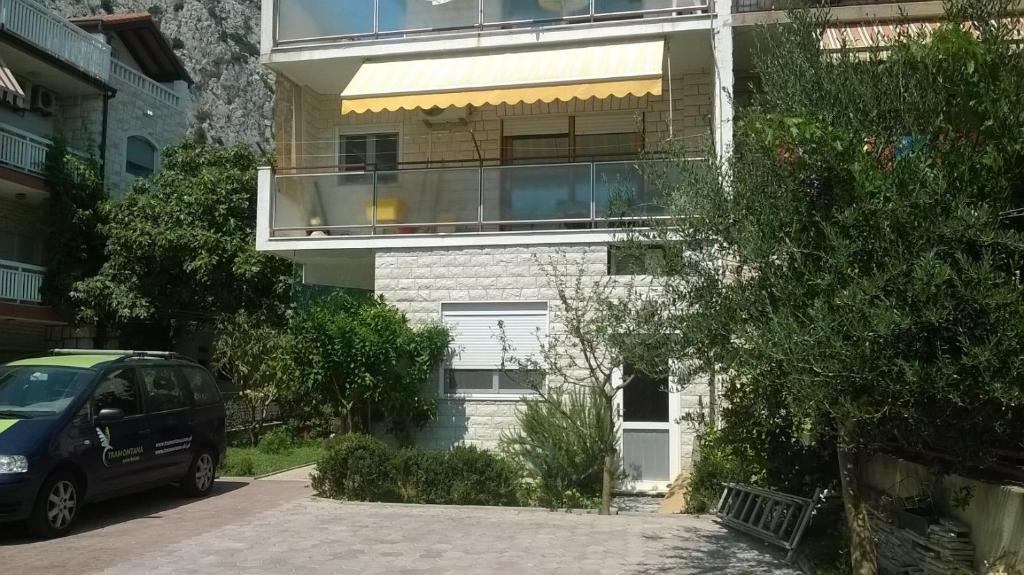 Budova, v ktorej sa apartmán nachádza