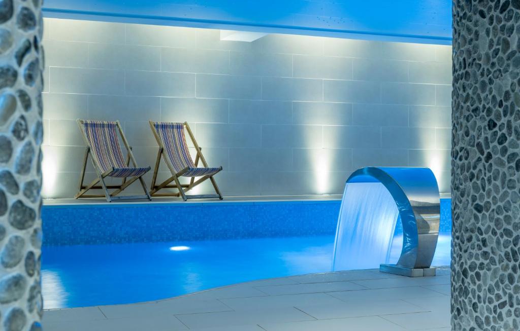 Бассейн в The Headland Hotel and Spa или поблизости