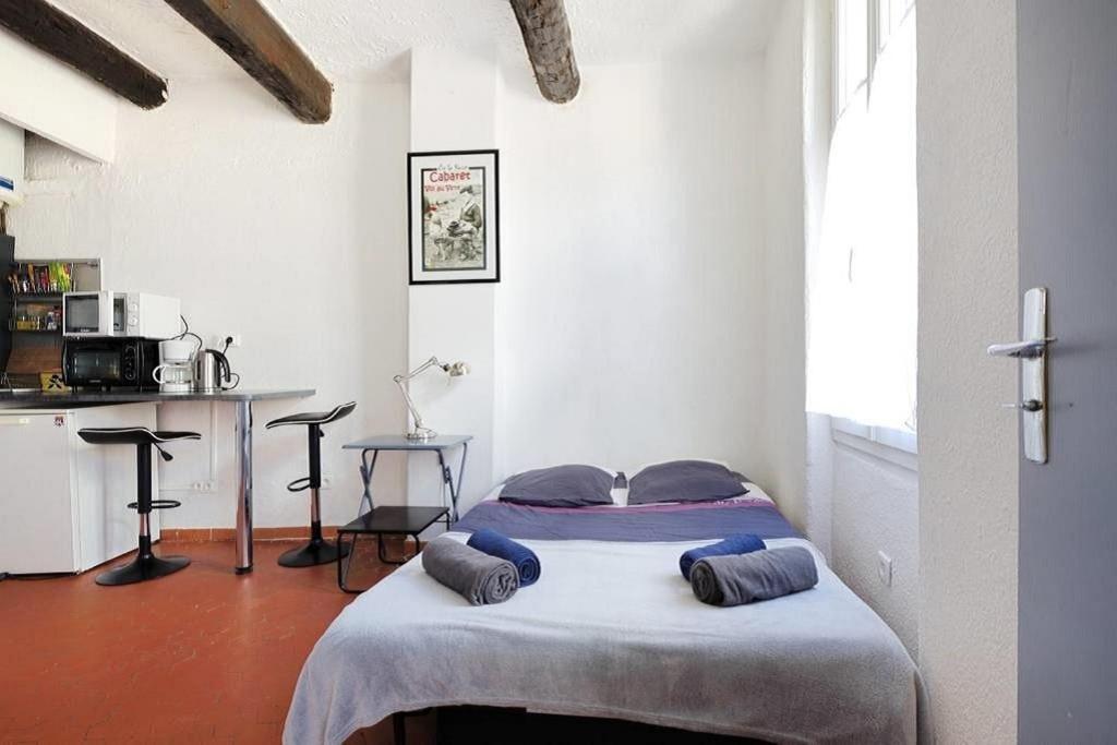 a bedroom with a bed with two pillows on it at Appartement le Platane in Pertuis