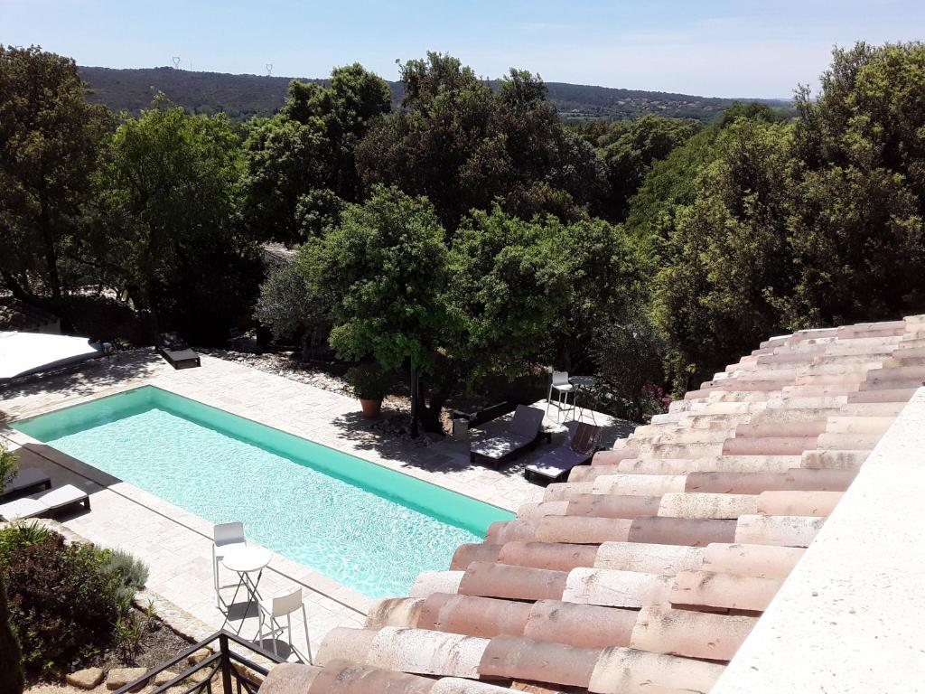 O vedere a piscinei de la sau din apropiere de L'atelier