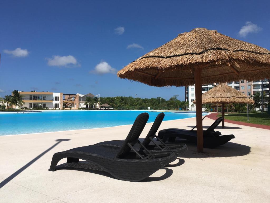2 hamacas, sombrilla y piscina en El Eden en Cancún incluye lancha, en Cancún