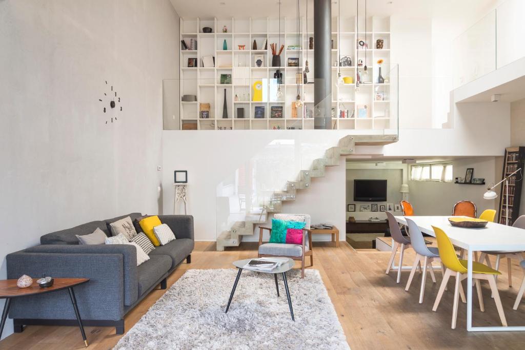 - un salon avec un canapé et une table dans l'établissement Milano Stylish Central Loft, à Milan