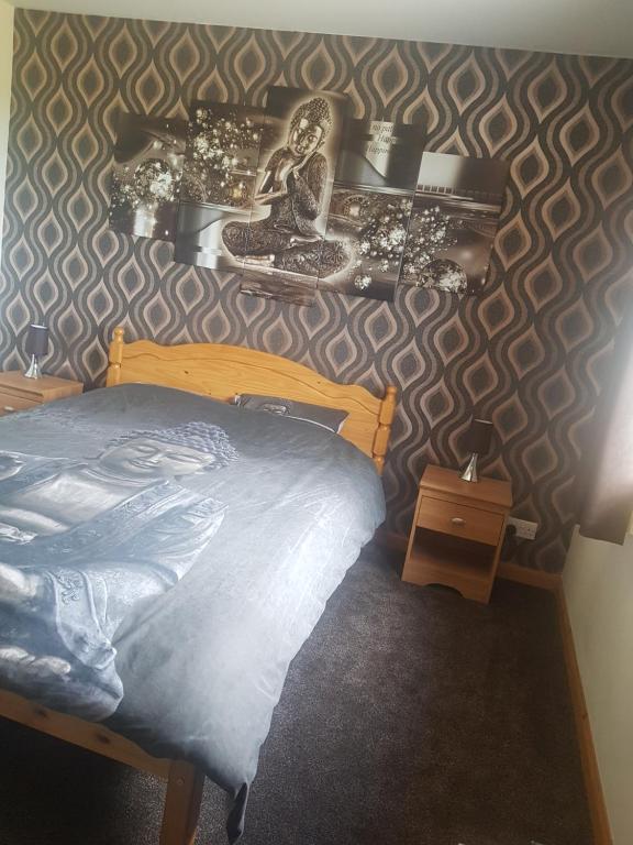 1 dormitorio con 1 cama con una estatua en la pared en Valhalla B&B, en Bowermadden