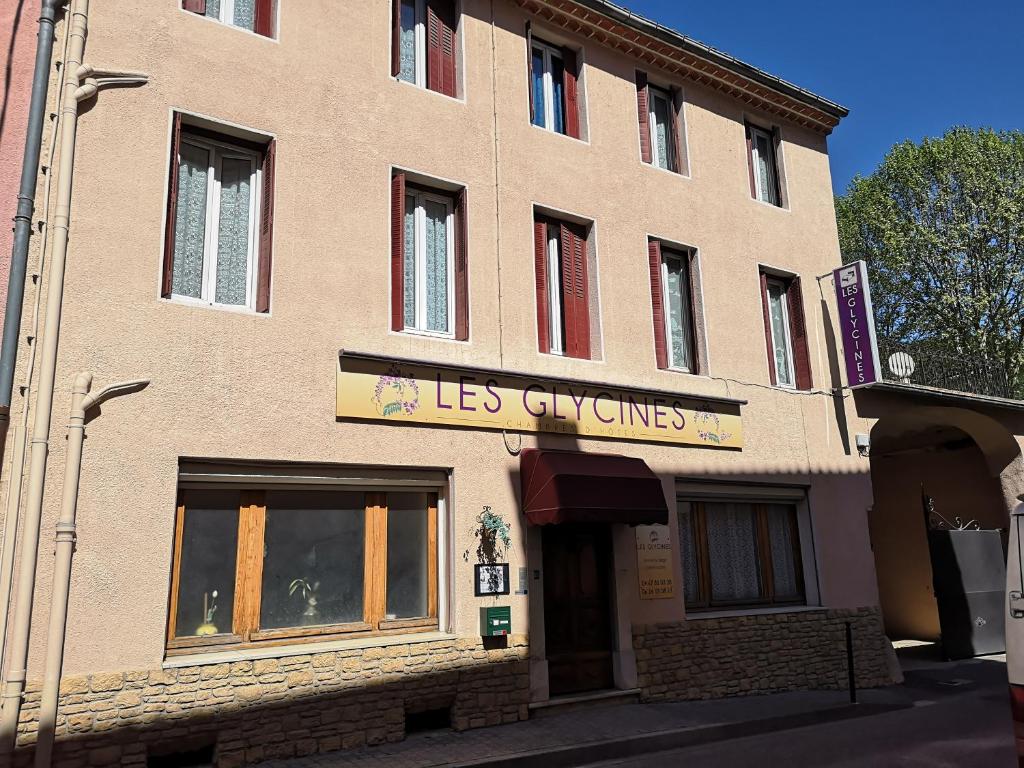 ein Gebäude mit einem Schild auf der Vorderseite in der Unterkunft Les Glycines in Le Vigan