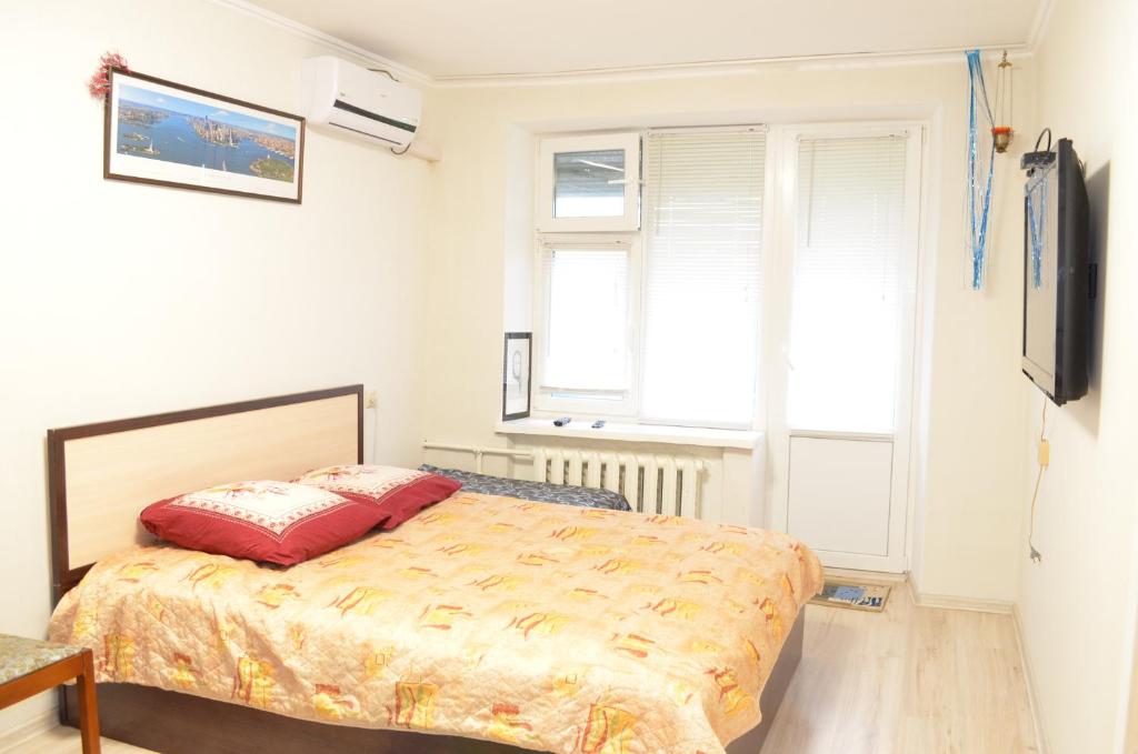 モスクワにあるAppartments on Iskry street two-roomsのベッドルーム(ベッド1台、窓付)