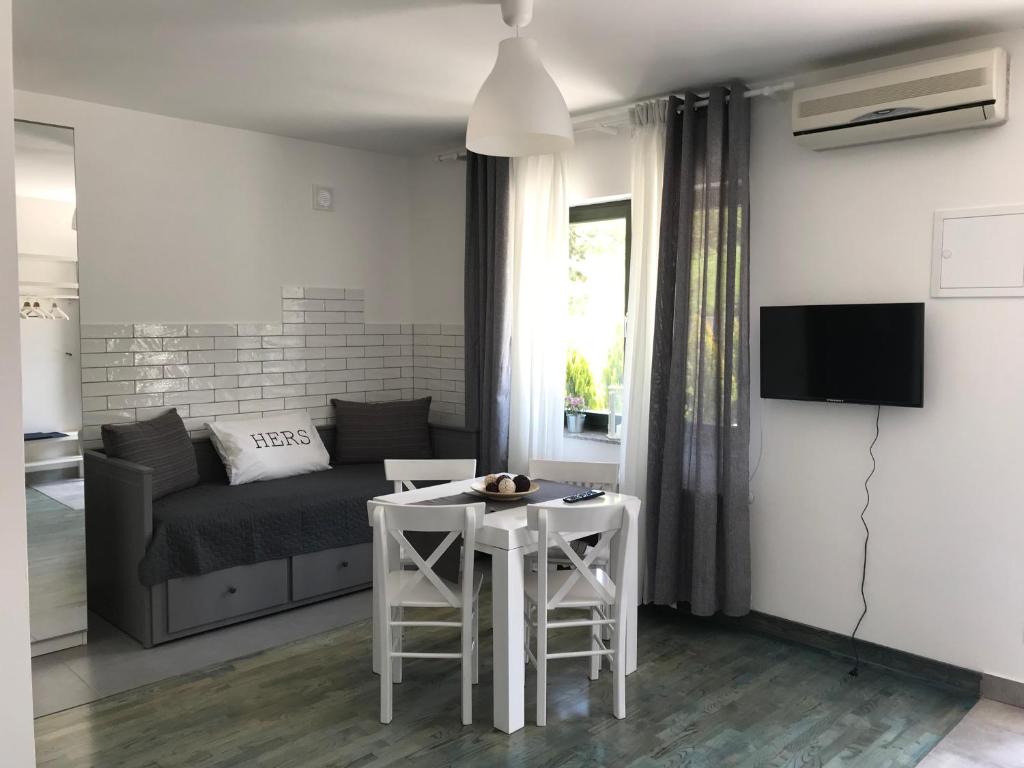 TV a/nebo společenská místnost v ubytování Grocka Apartmani & rooms
