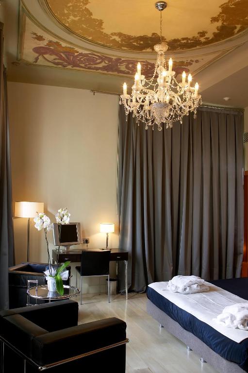 A bed or beds in a room at Hotel Sant Roc