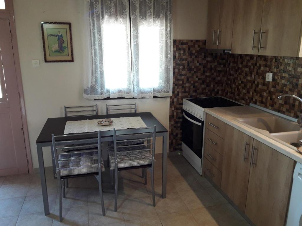 Kuchyň nebo kuchyňský kout v ubytování Olympian Garden Home