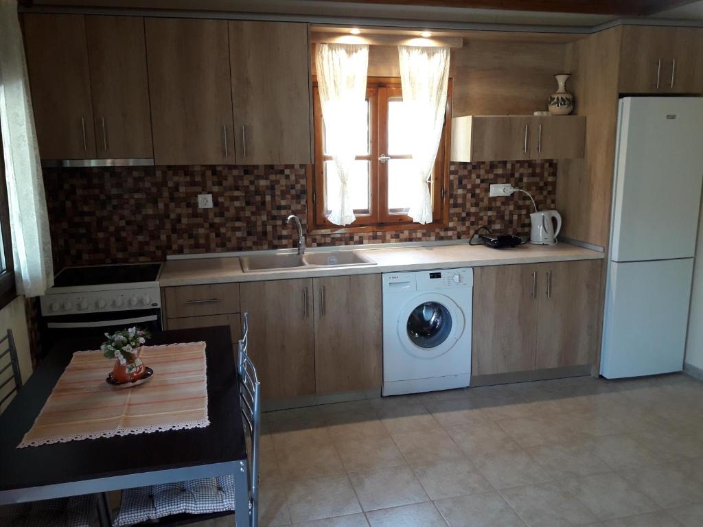 Kuchyň nebo kuchyňský kout v ubytování Olympian Garden Home