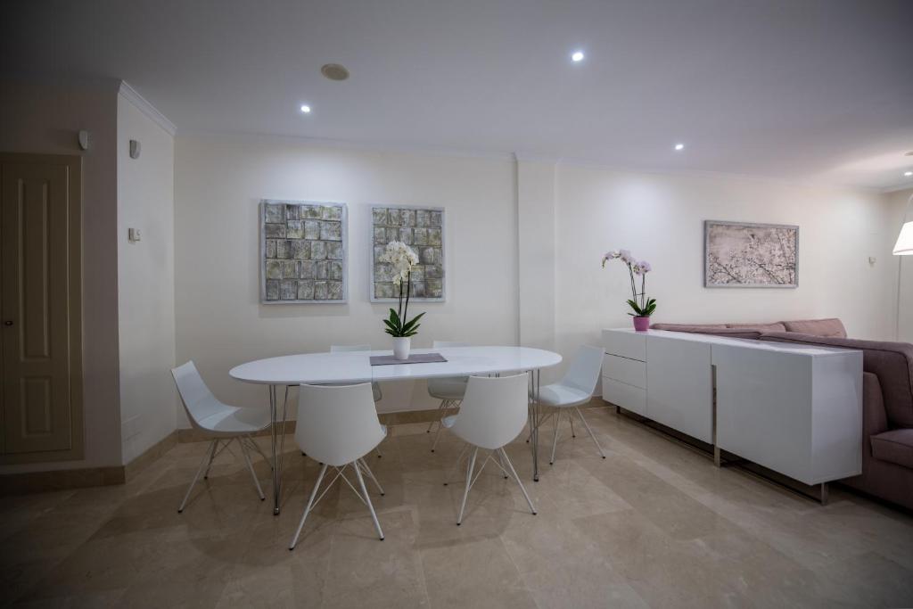 Posteľ alebo postele v izbe v ubytovaní Luxury apartment at Lomas del Rey, Puente Romano
