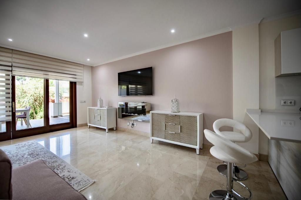 Televízia a/alebo spoločenská miestnosť v ubytovaní Luxury apartment at Lomas del Rey, Puente Romano