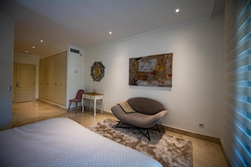 Posteľ alebo postele v izbe v ubytovaní Luxury apartment at Lomas del Rey, Puente Romano