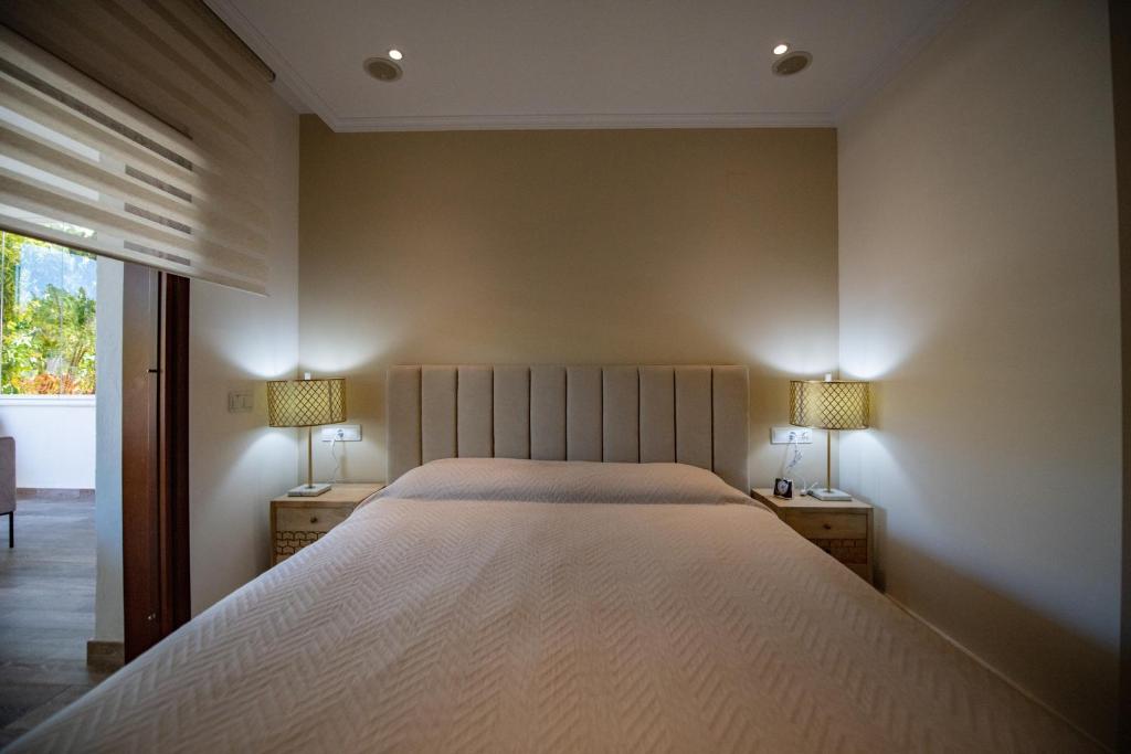 Posteľ alebo postele v izbe v ubytovaní Luxury apartment at Lomas del Rey, Puente Romano
