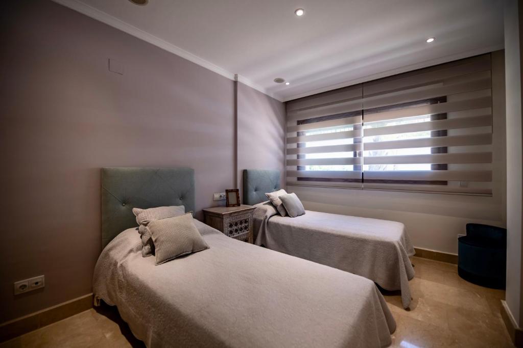 Posteľ alebo postele v izbe v ubytovaní Luxury apartment at Lomas del Rey, Puente Romano