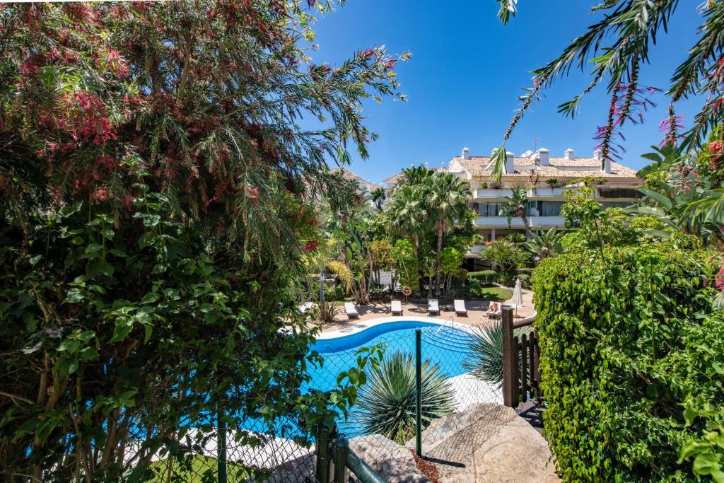 Bazén v ubytovaní Luxury apartment at Lomas del Rey, Puente Romano alebo v jeho blízkosti
