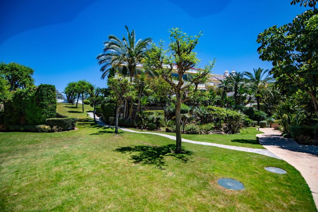 Vonkajšia záhrada v ubytovaní Luxury apartment at Lomas del Rey, Puente Romano