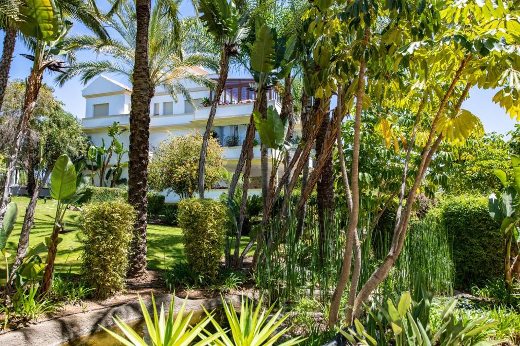 Vonkajšia záhrada v ubytovaní Luxury apartment at Lomas del Rey, Puente Romano