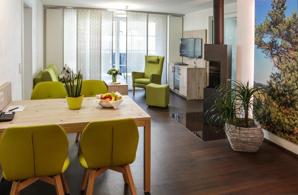 um quarto com uma mesa e cadeiras e uma sala de estar em Rüters Parkhotel/Ferienwohnung em Willingen