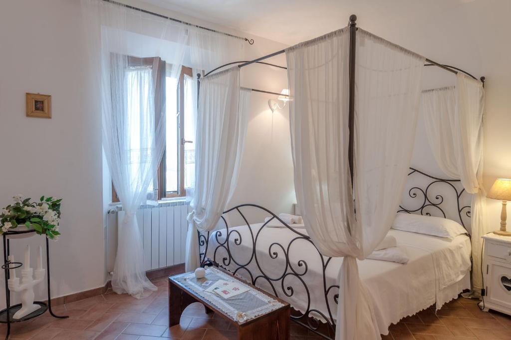 Uma cama ou camas num quarto em Le Tartarughe rooms