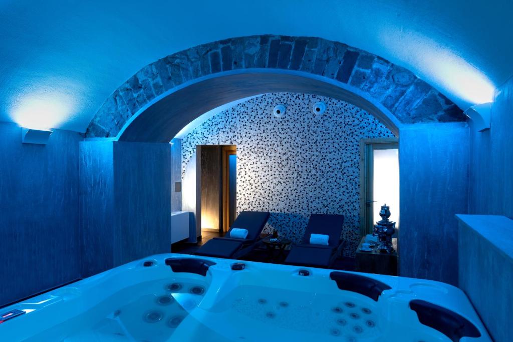 Habitación azul con jacuzzi en La Fornace Relais & Spa, en Castellammare di Stabia