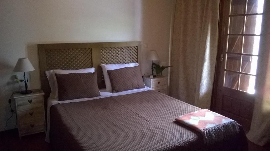 Un dormitorio con una cama grande y una ventana en Casa Idílica, en Horta